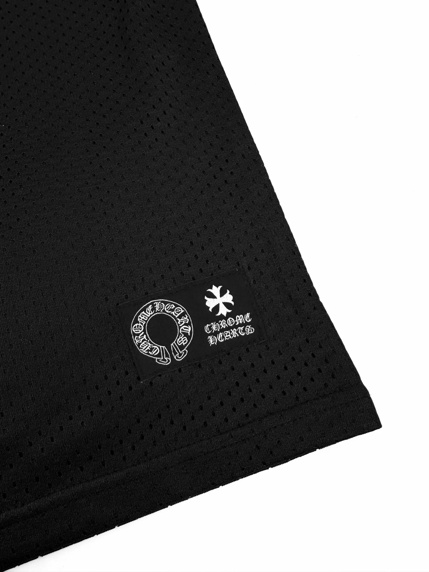 P250 Chrome Hearts mesh short-sleeved jersey. Customized obsidian starburst mesh. Cool and breathable. Comfortable and close to the skin. Because of its unique mesh structure, it can effectively discharge heat and moisture from the body. Mainly based on obsidian black, it gives a deep sense of luxury. Western Gothic body text is embedded in the mesh gaps to control the visual focus. Unique V-neck design. Modify the neck line. Numbers are integrated into the ritual expression of rock belief. Interpret faith with rebellion. Dare to break. Lead the rebellion. Craft 1: Use imported bright golden paste printing. The printing has been modified three times with the film screen. Use glue liquid paint to print the pattern on the fabric. Bake the fabric to fix the printing pattern. Process 2: The fabrics are washed and have a better hand feel. Not easy to deform, not easy to shrink, not easy to fade. Maintain long-term beauty. Accessories: Customized 1:1 CH trademark. Version: Loose version. Size: S M L XL. Style number: CC935.